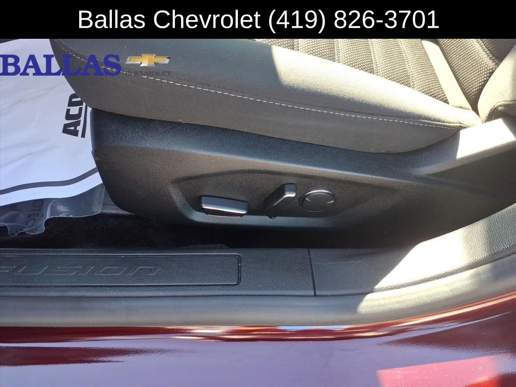 Used 2018 Ford Fusion SE w/ Fusion SE Technology Package image 3