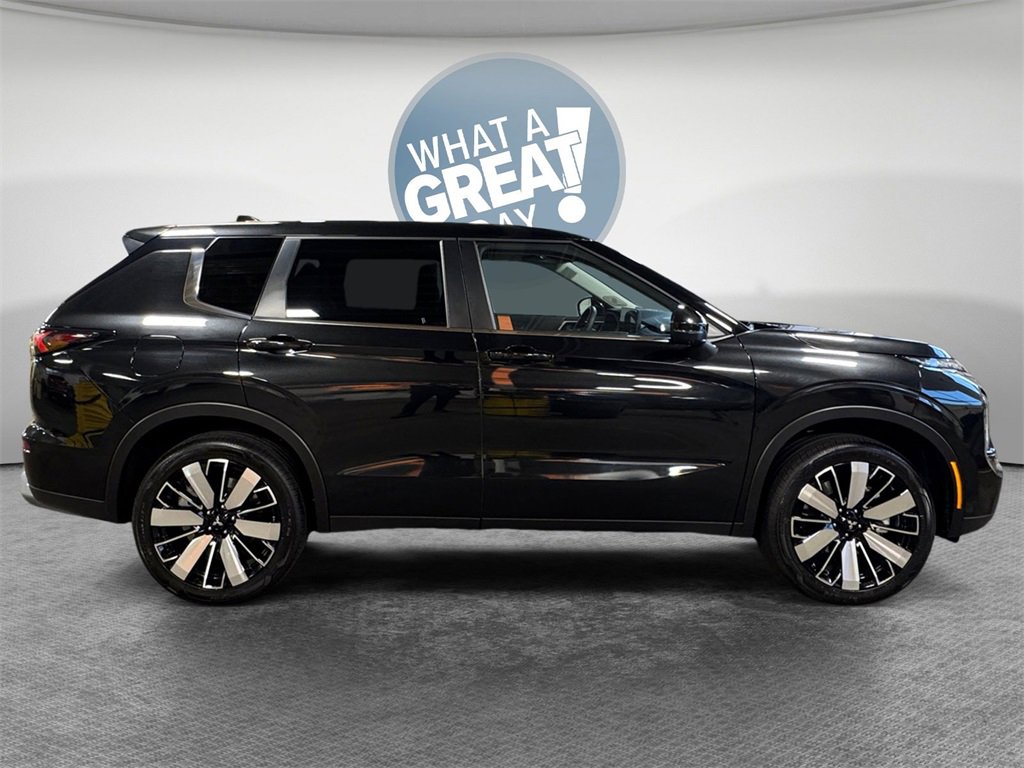 Used 2025 Mitsubishi Outlander SE image 2