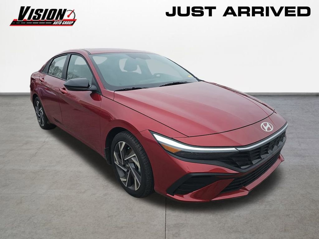 Used 2025 Hyundai Elantra Sport image 3