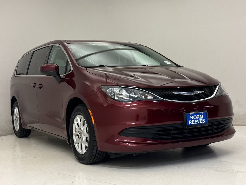 Used 2017 Chrysler Pacifica Touring image 4
