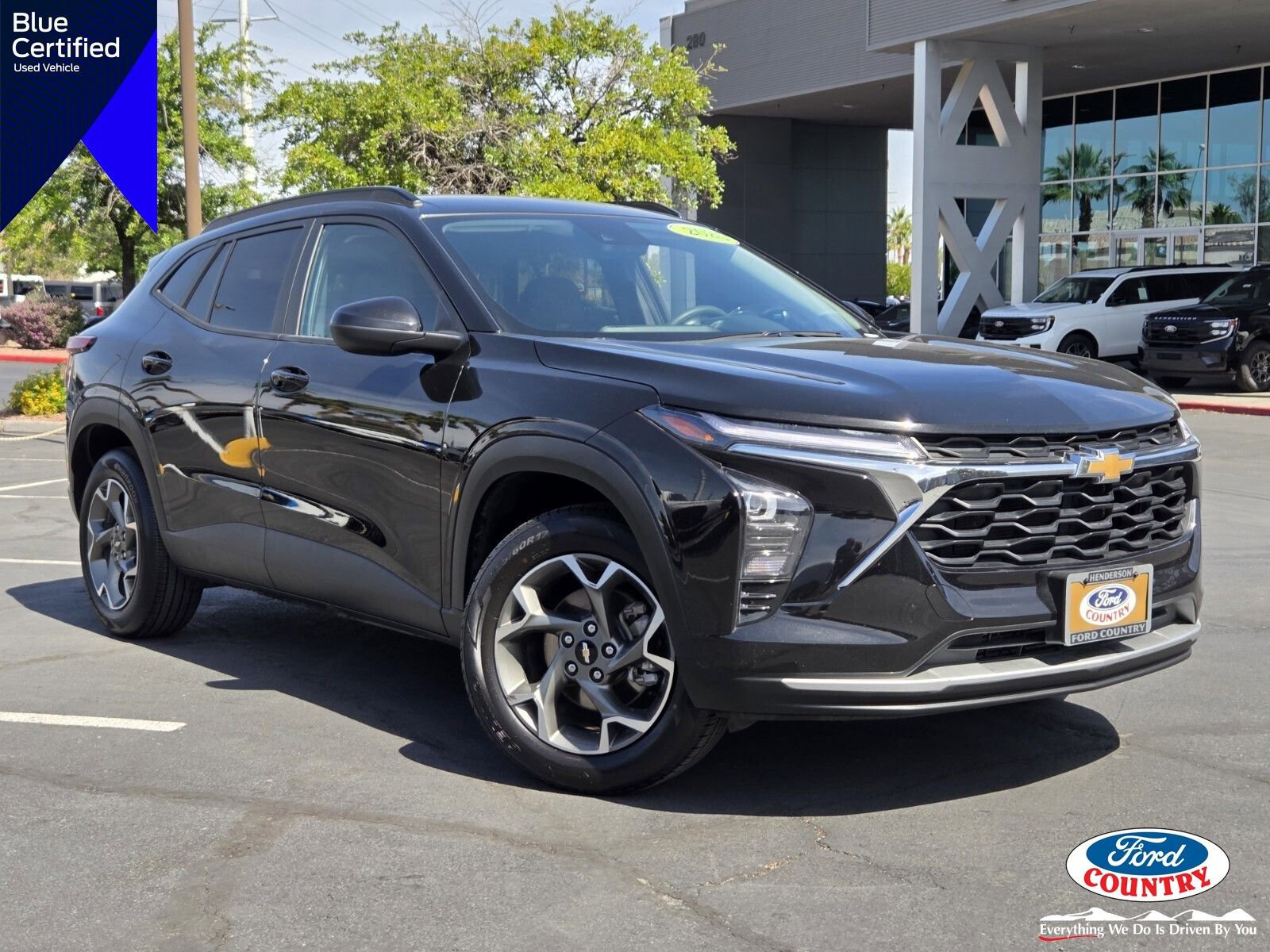 Used 2025 Chevrolet Trax LT FWD image 1