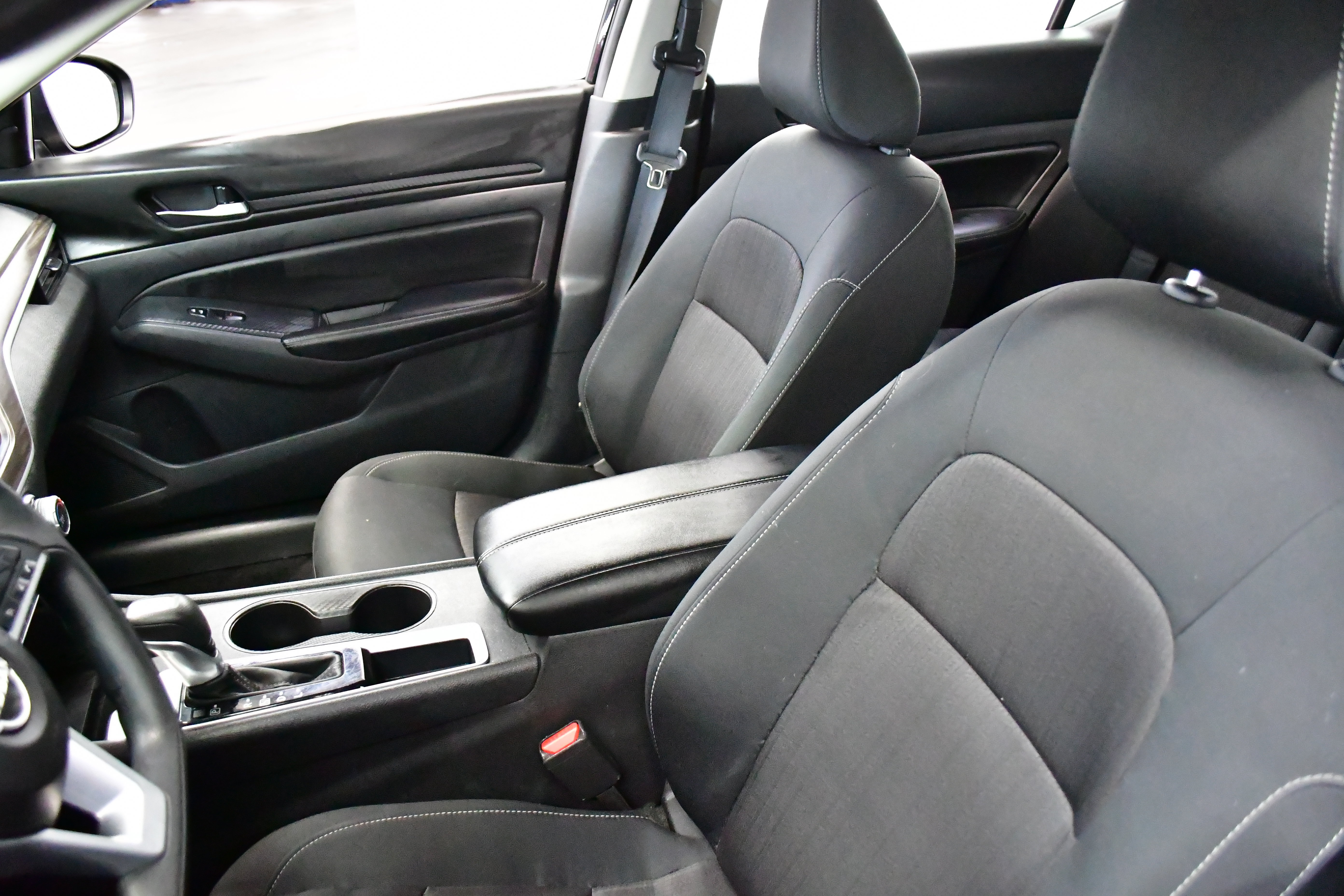 Used 2025 Nissan Altima 2.5 SV FWD image 9