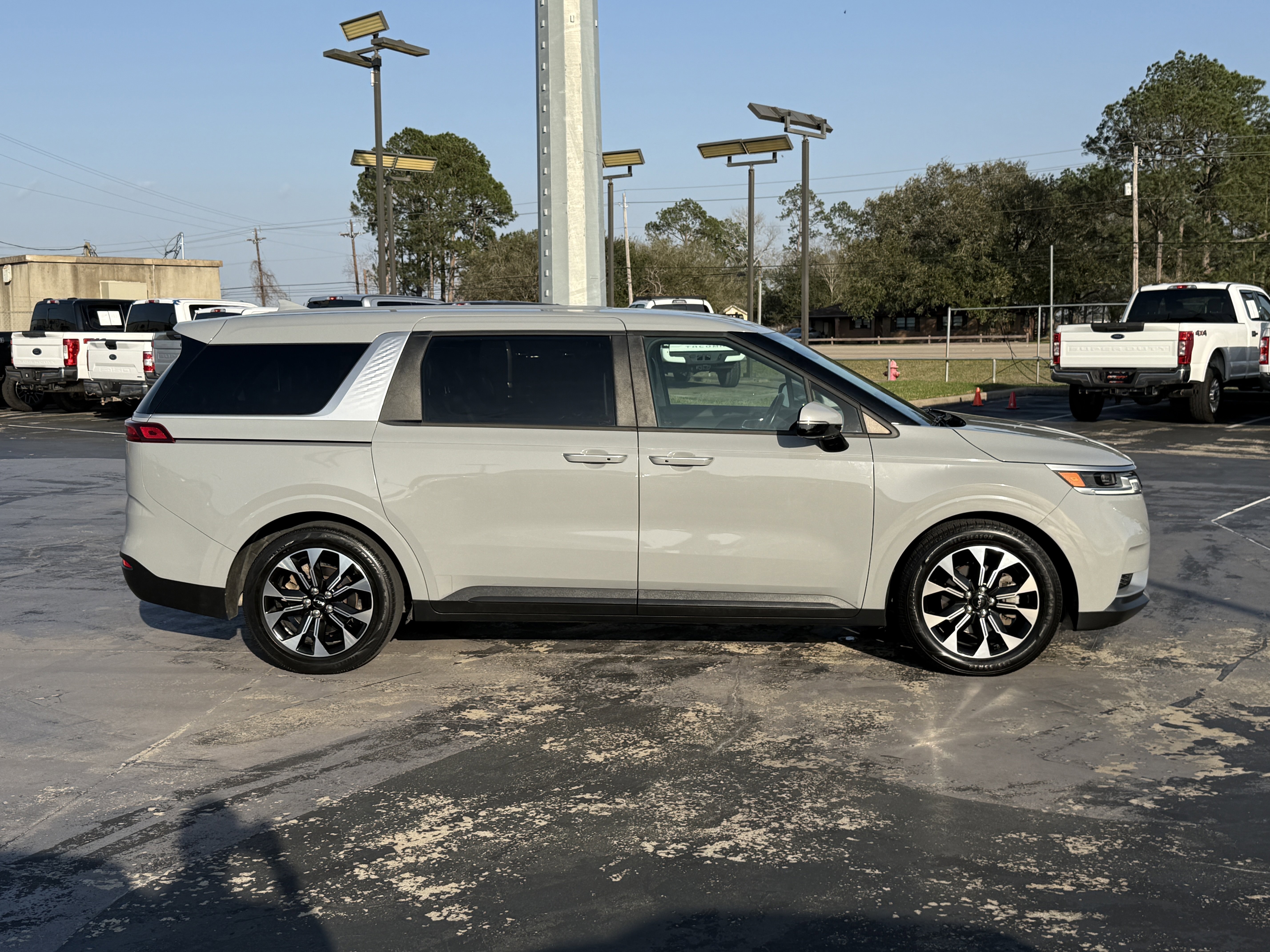 Used 2022 Kia Carnival EX image 12