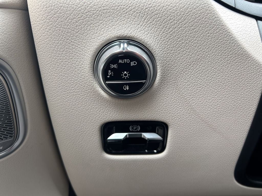 Used 2024 Mercedes-Benz GLC 300 4MATIC image 35