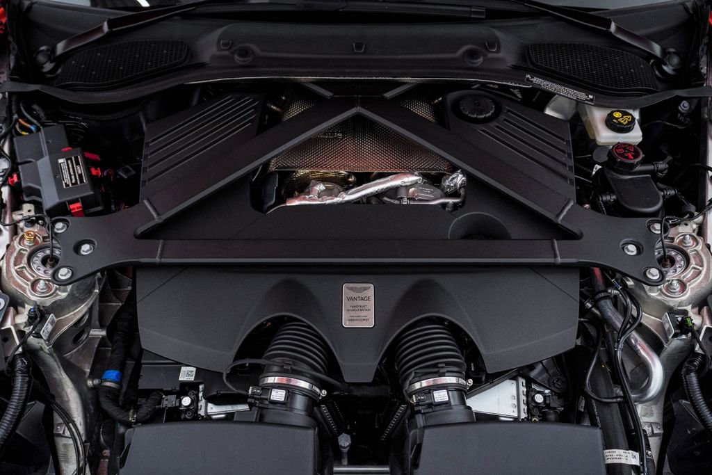 Used 2025 Aston Martin V8 Vantage Coupe image 33
