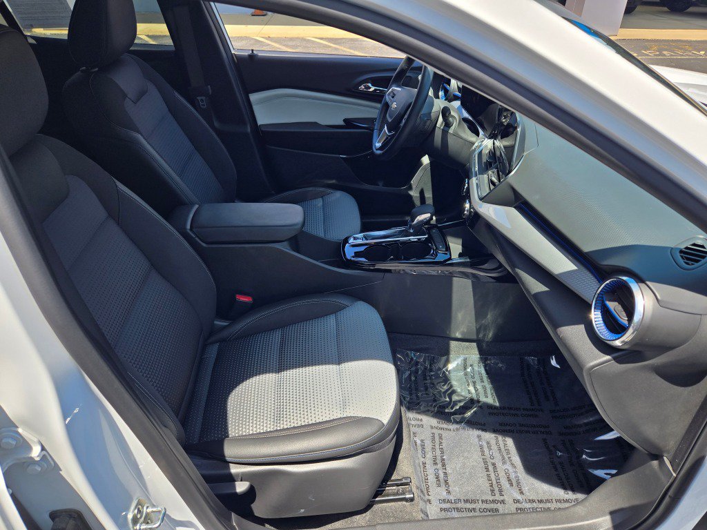 Certified 2025 Chevrolet Trax LT w/ LT Convenience Package FWD image 7