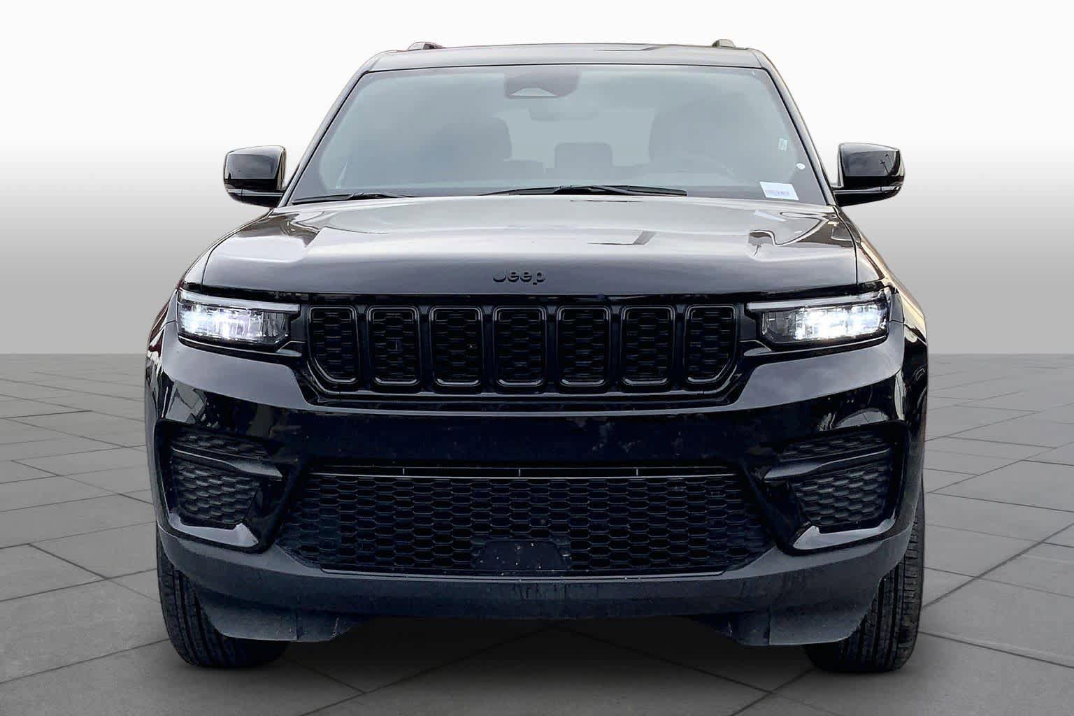 Used 2025 Jeep Grand Cherokee Altitude AWD/4WD image 4