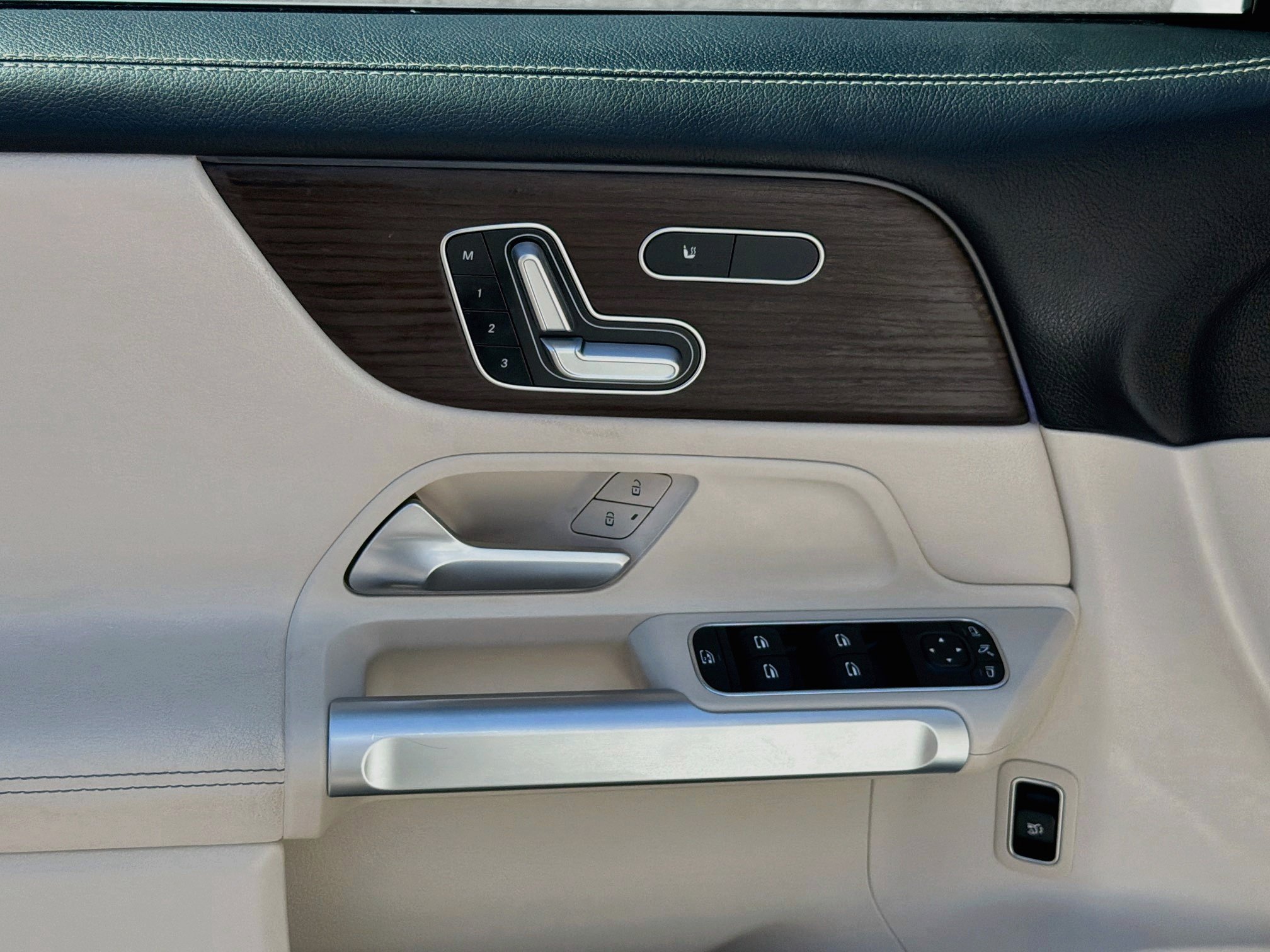 Used 2025 Mercedes-Benz GLB 250 image 17