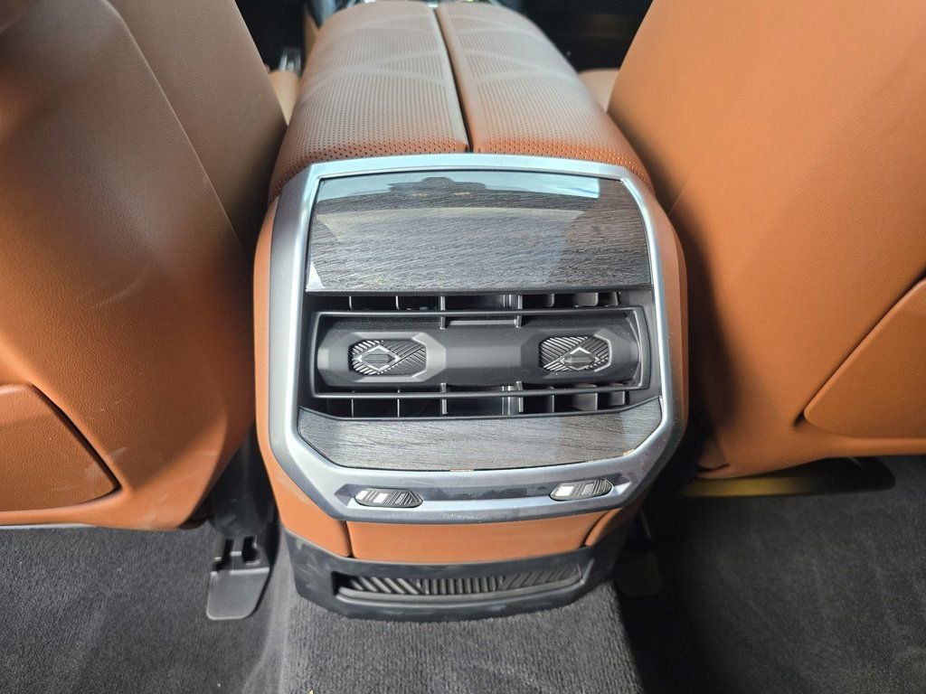 Used 2024 BMW i7 xDrive60 image 18