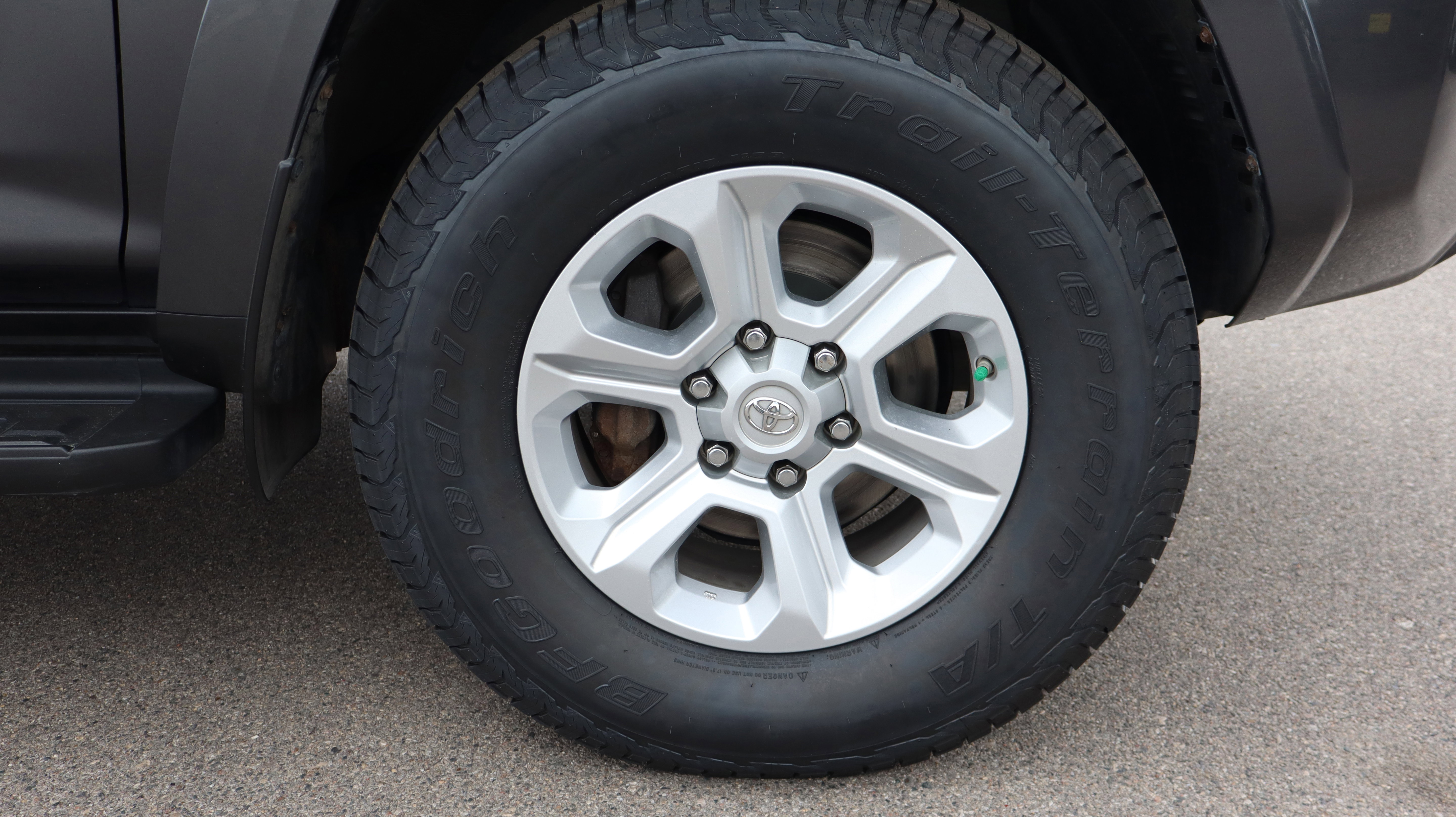 Used 2020 Toyota 4Runner SR5 AWD/4WD image 17