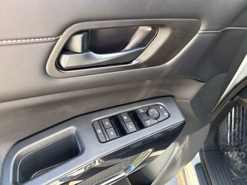 Used 2024 Nissan Pathfinder SV image 16