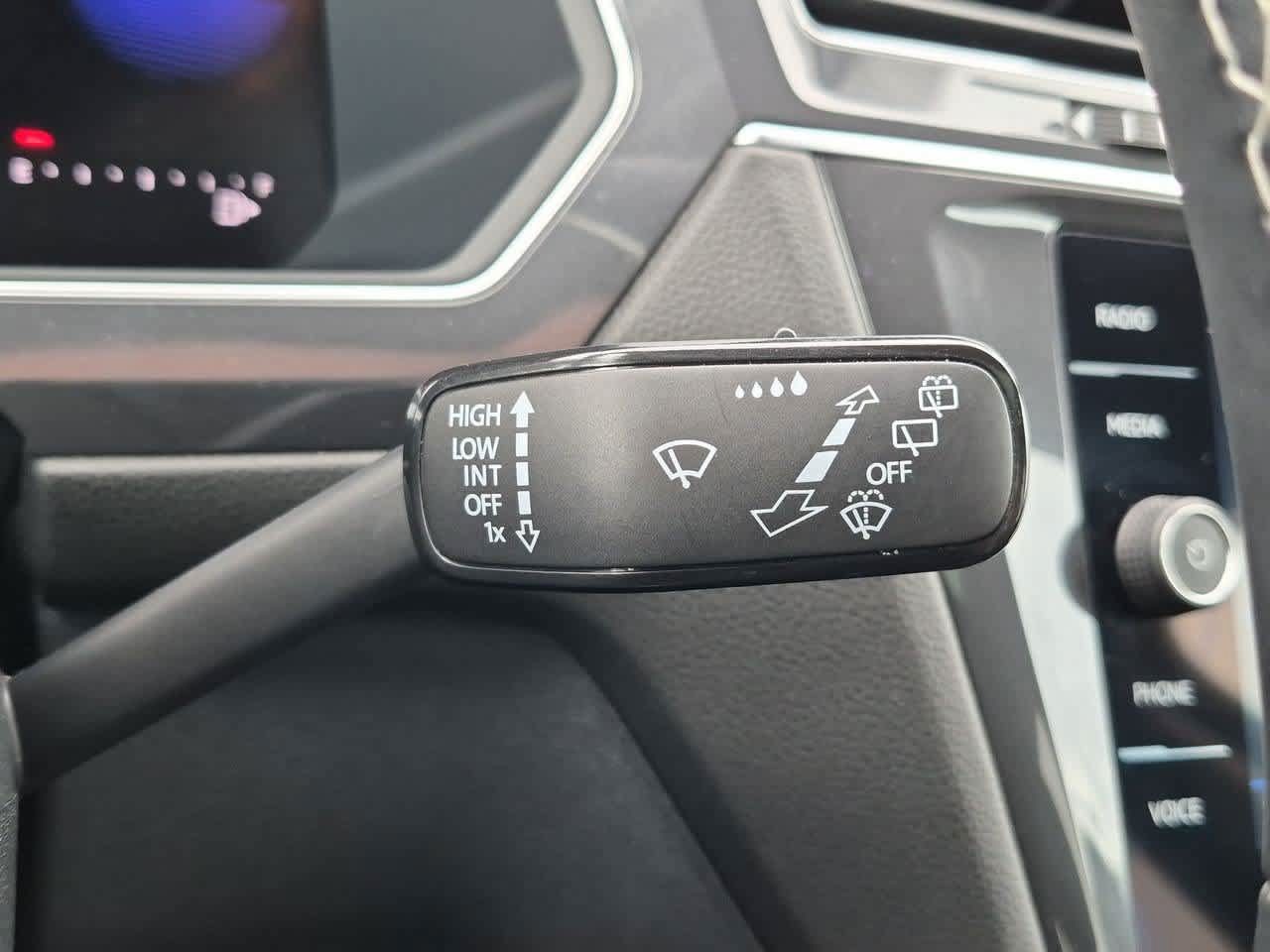 Used 2024 Volkswagen Tiguan SE AWD/4WD image 27