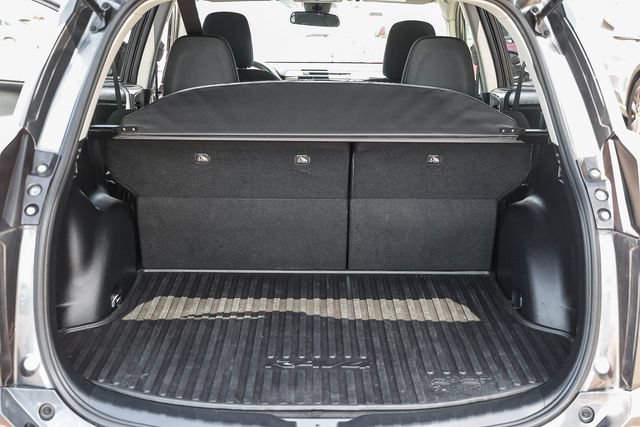 Used 2018 Toyota RAV4 LE w/ All Weather Liner Package FWD image 29