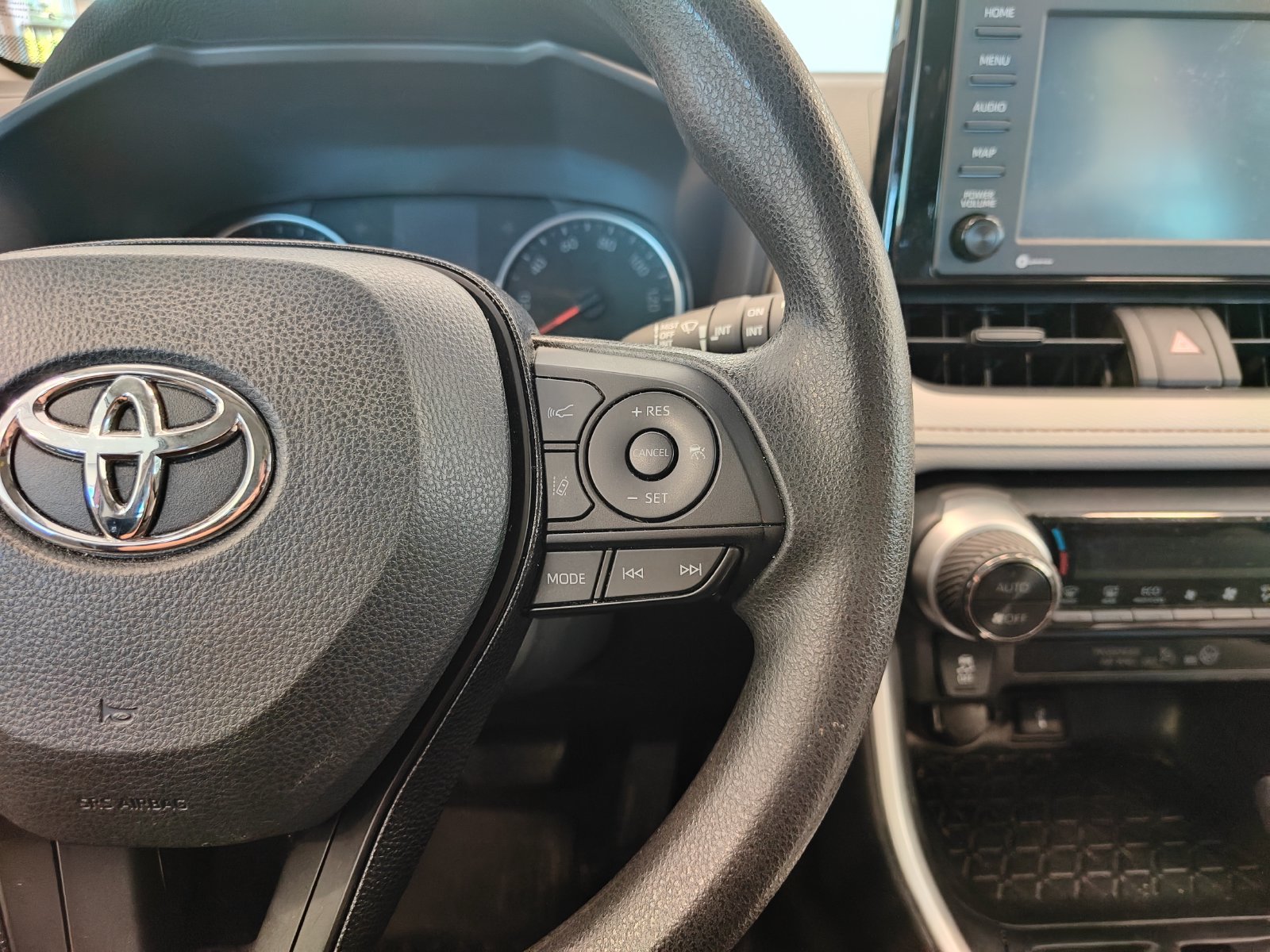 Used 2021 Toyota RAV4 XLE AWD/4WD image 10