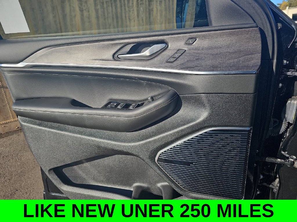 Used 2023 Jeep Grand Cherokee Overland w/ Luxury Tech Group IV AWD/4WD image 28