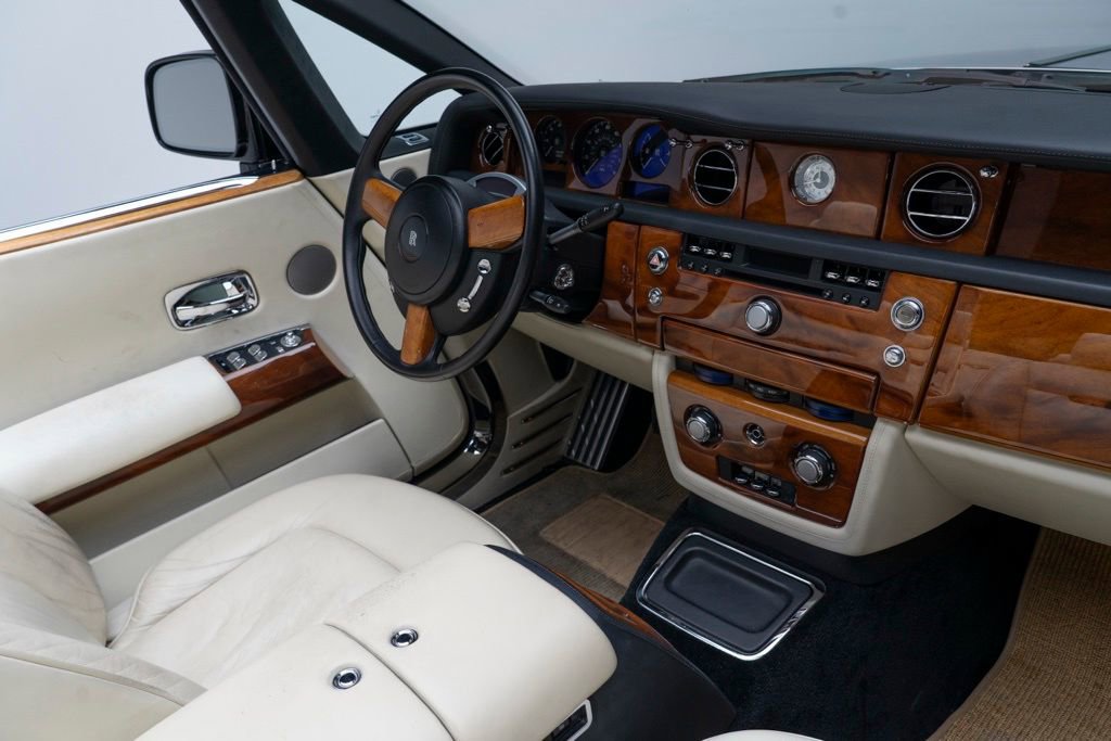 Used 2010 Rolls-Royce Phantom Drophead Coupe image 32