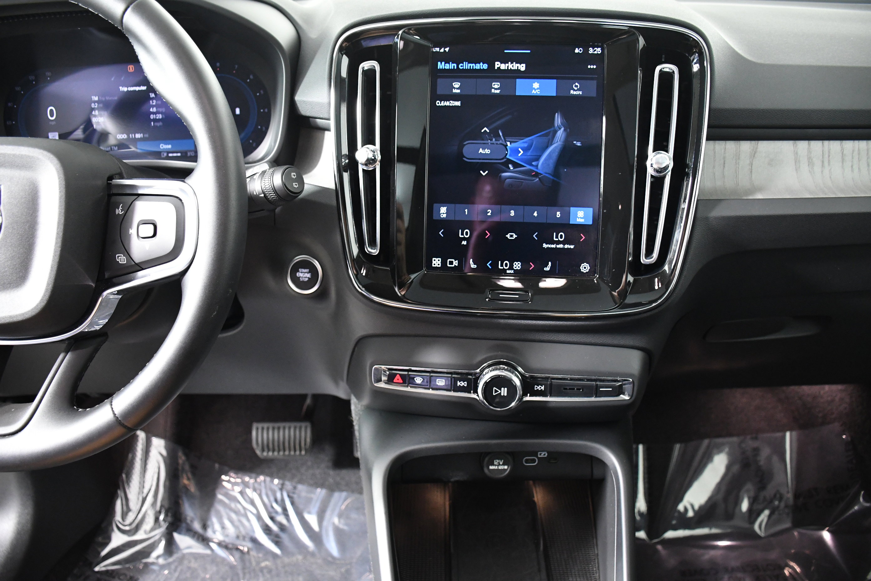 Used 2025 Volvo XC40 B5 Plus image 15