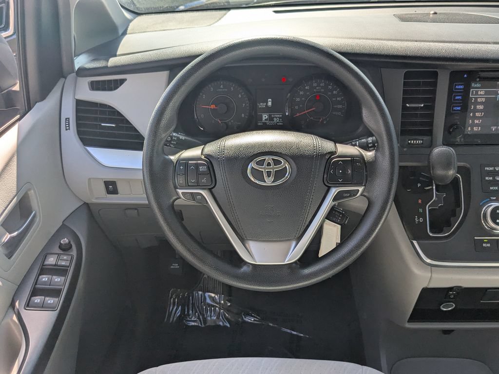 Used 2017 Toyota Sienna LE FWD image 3