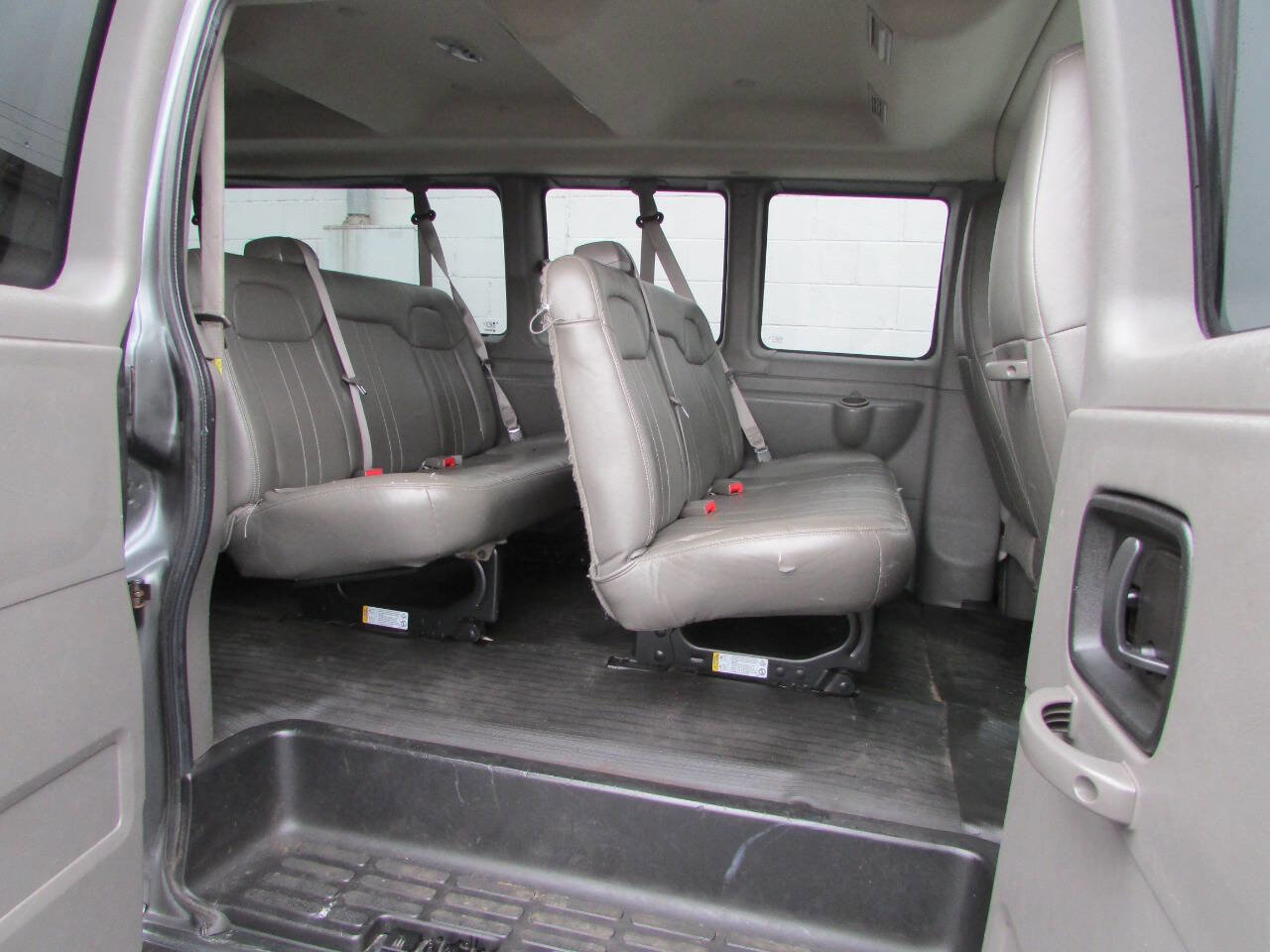Used 2017 Chevrolet Express 3500 LS image 4