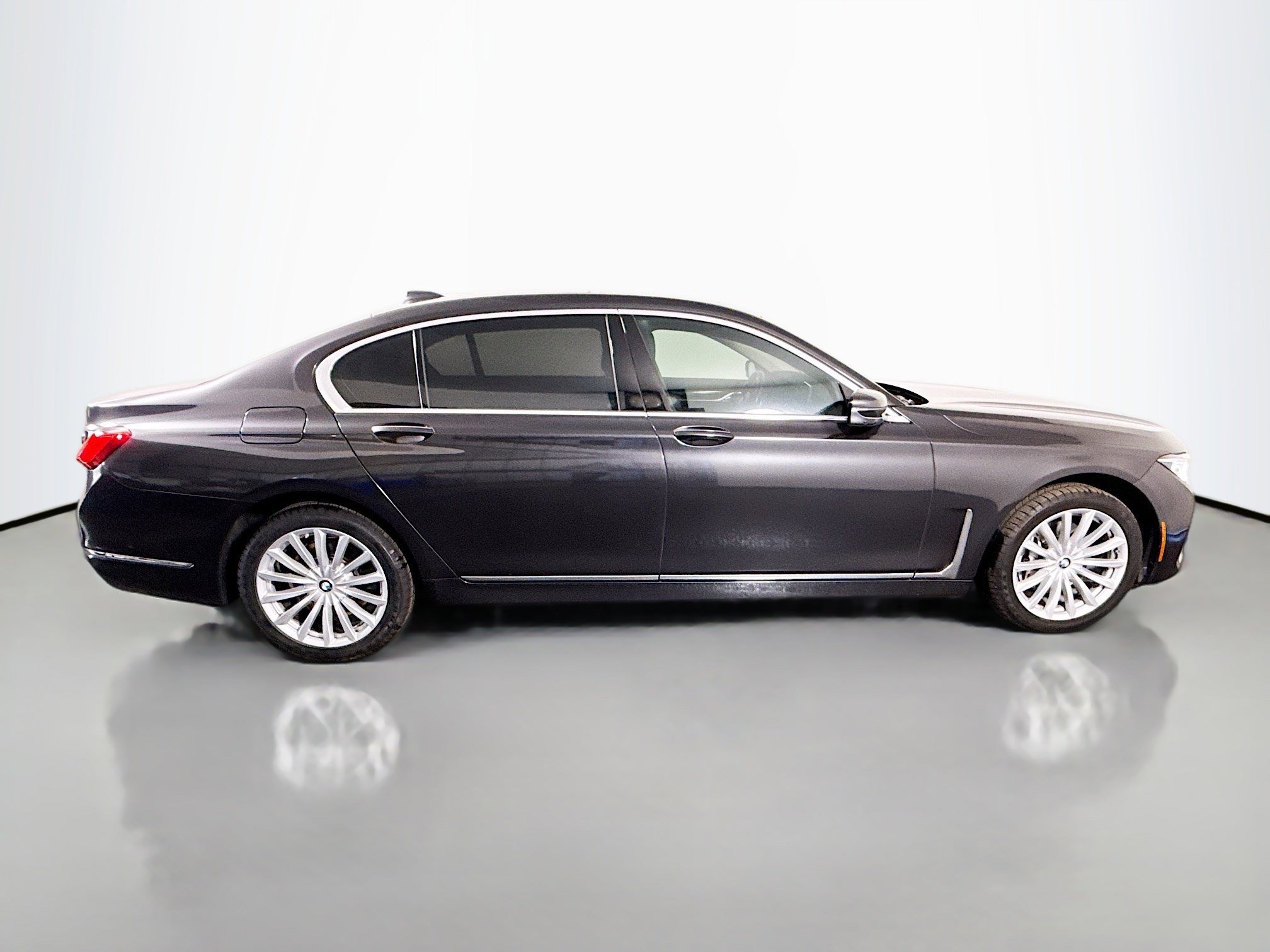 Used 2022 BMW 740i image 11