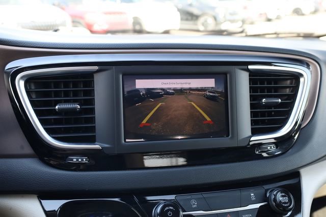 Used 2022 Chrysler Voyager LX image 22