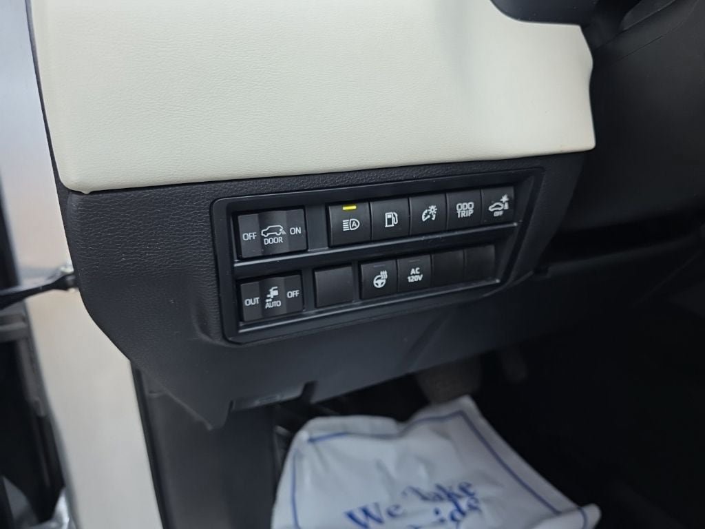 Used 2023 Toyota Sequoia Capstone AWD/4WD image 18