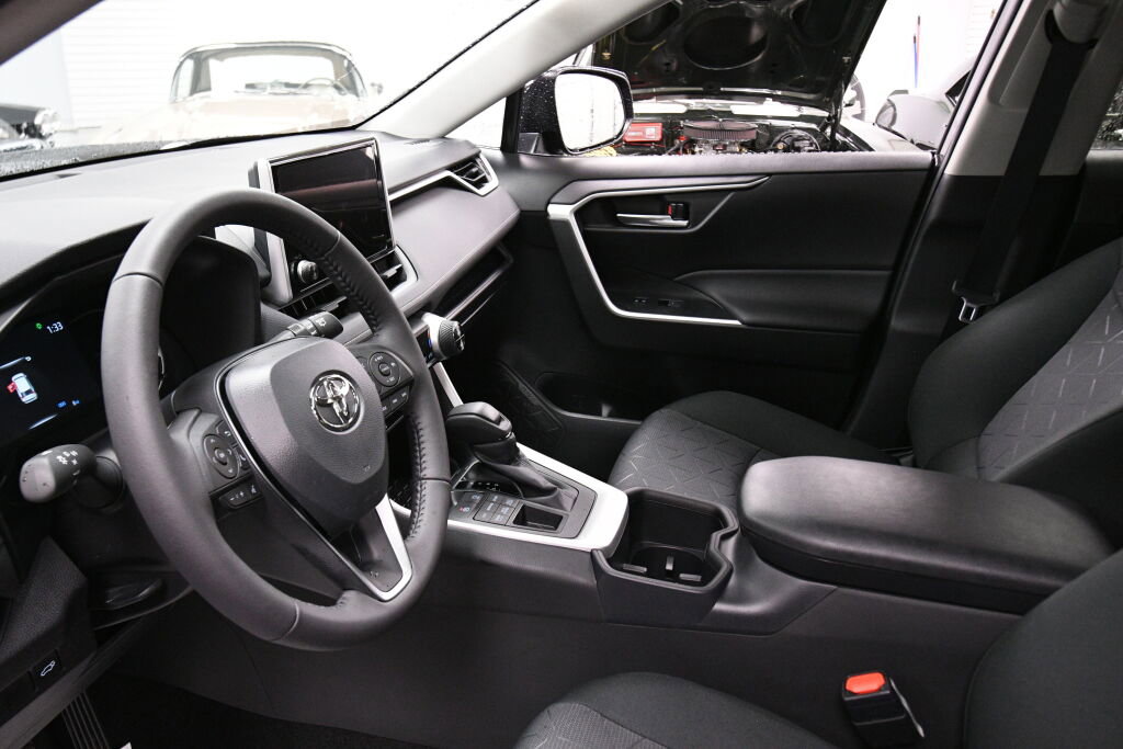 Used 2025 Toyota RAV4 XLE image 20