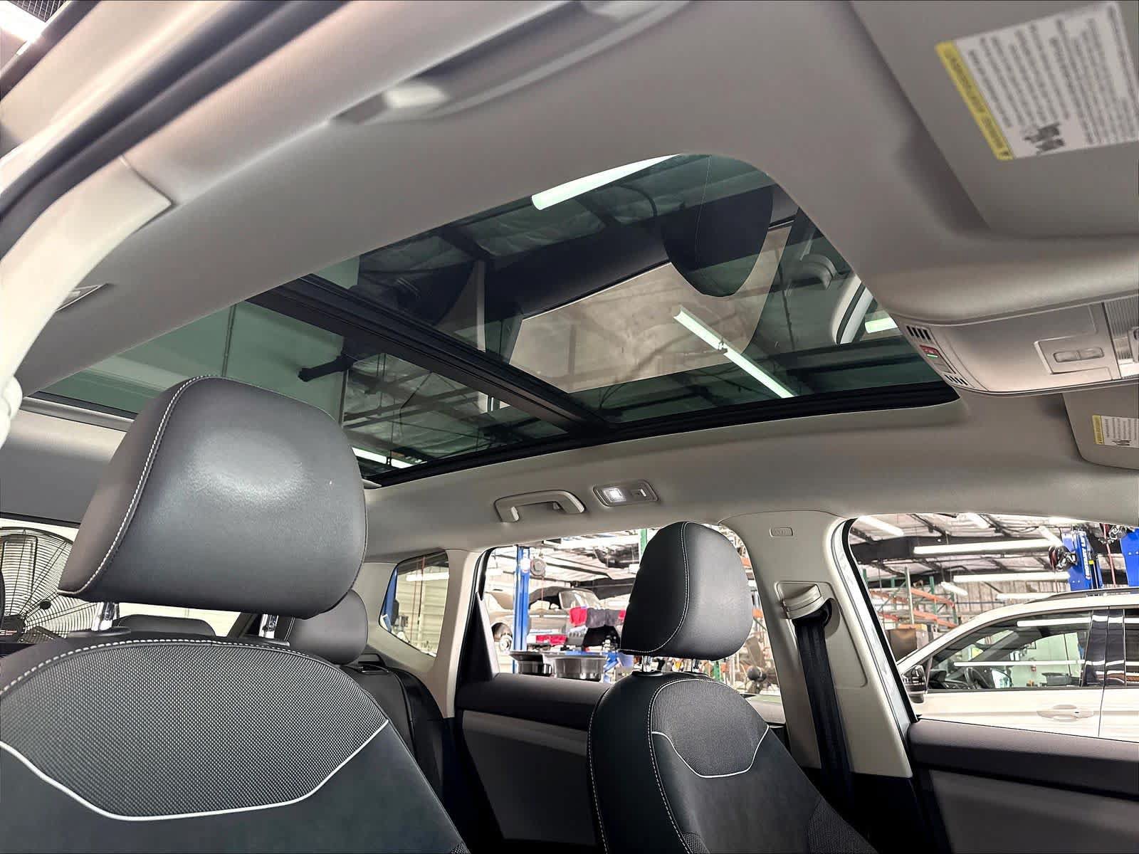 Used 2023 Volkswagen Taos SE w/ Panoramic Sunroof Package FWD image 30