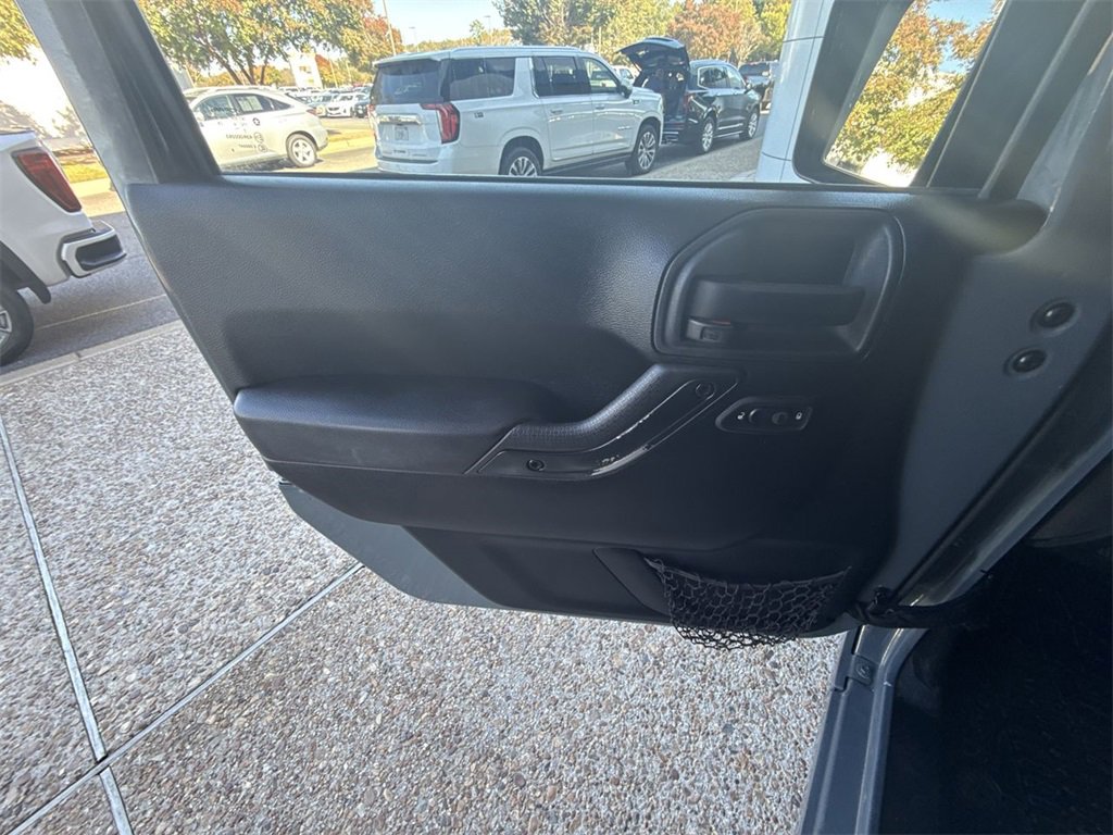 Used 2015 Jeep Wrangler Unlimited Rubicon w/ Connectivity Group image 19