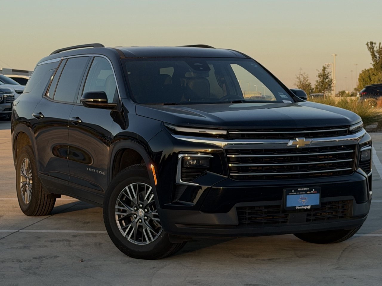 Used 2025 Chevrolet Traverse LT FWD image 2