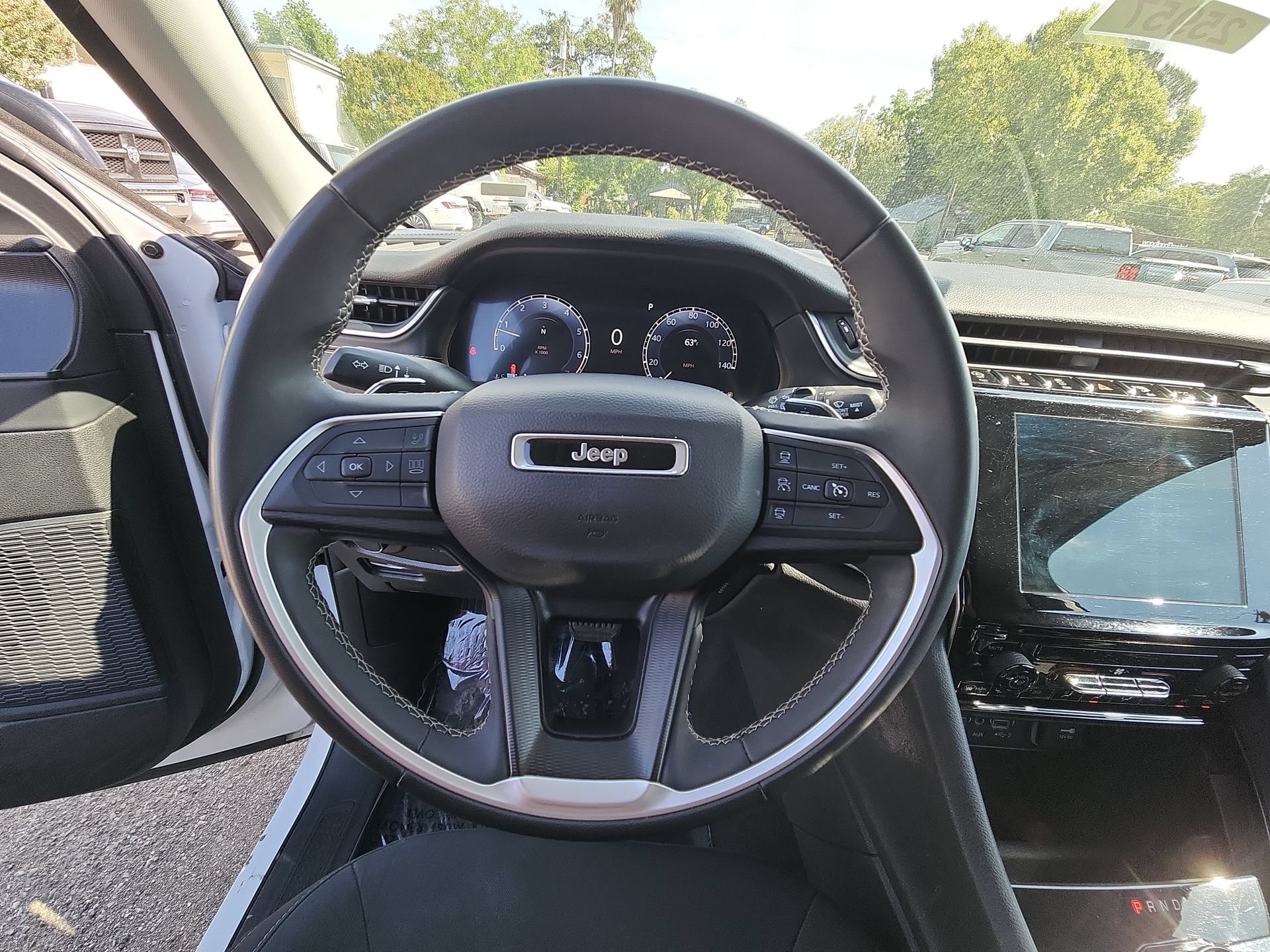 Certified 2023 Jeep Grand Cherokee Laredo AWD/4WD image 11