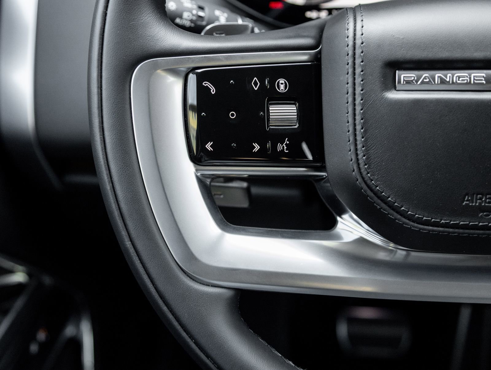 Used 2025 Land Rover Range Rover SE image 15