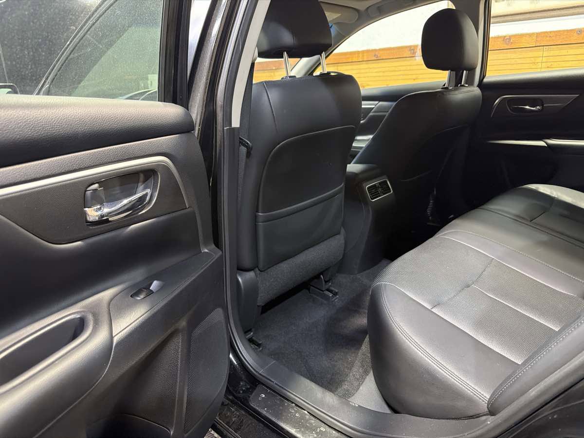 Used 2015 Nissan Altima 3.5 SL FWD image 22