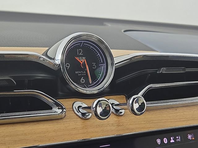 Used 2023 Bentley Bentayga Plug-In Hybrid image 26