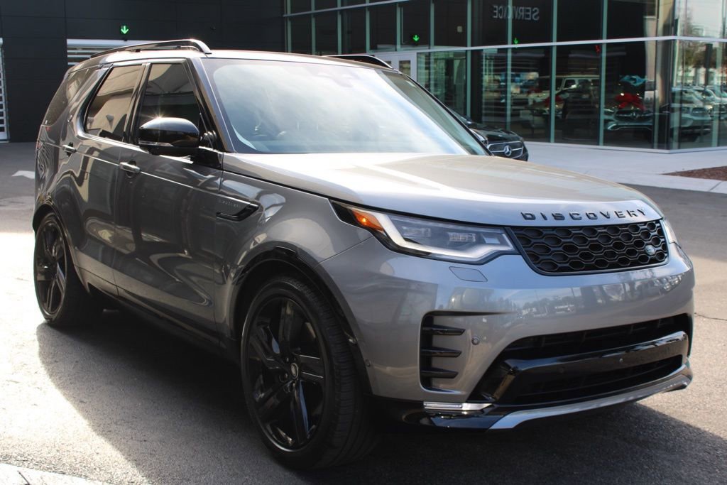 Certified 2025 Land Rover Discovery Dynamic SE image 4