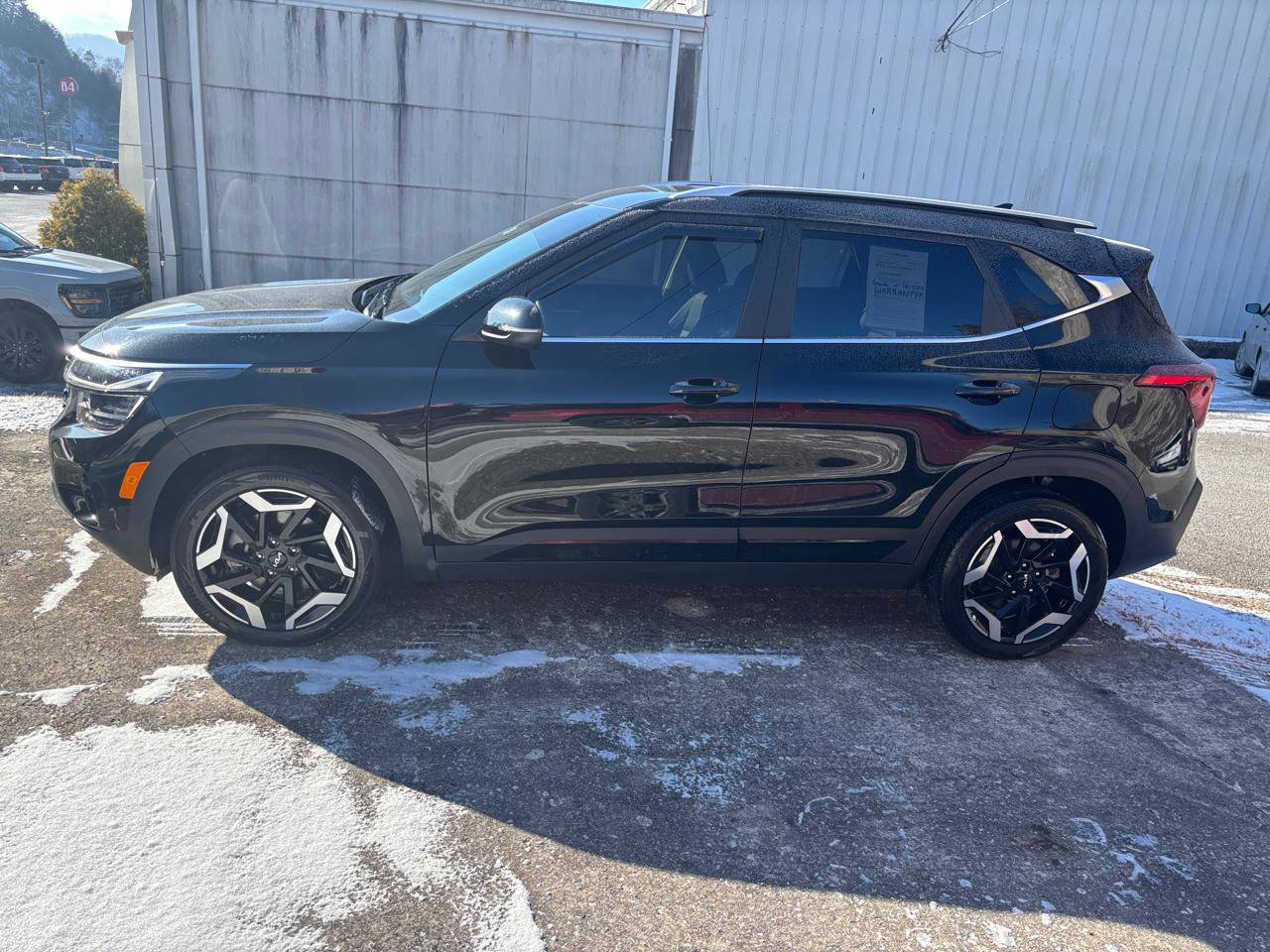 Used 2024 Kia Seltos SX w/ SX Sunroof Package image 2