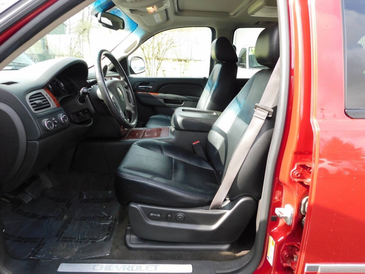 Used 2014 Chevrolet Suburban LTZ AWD/4WD image 9