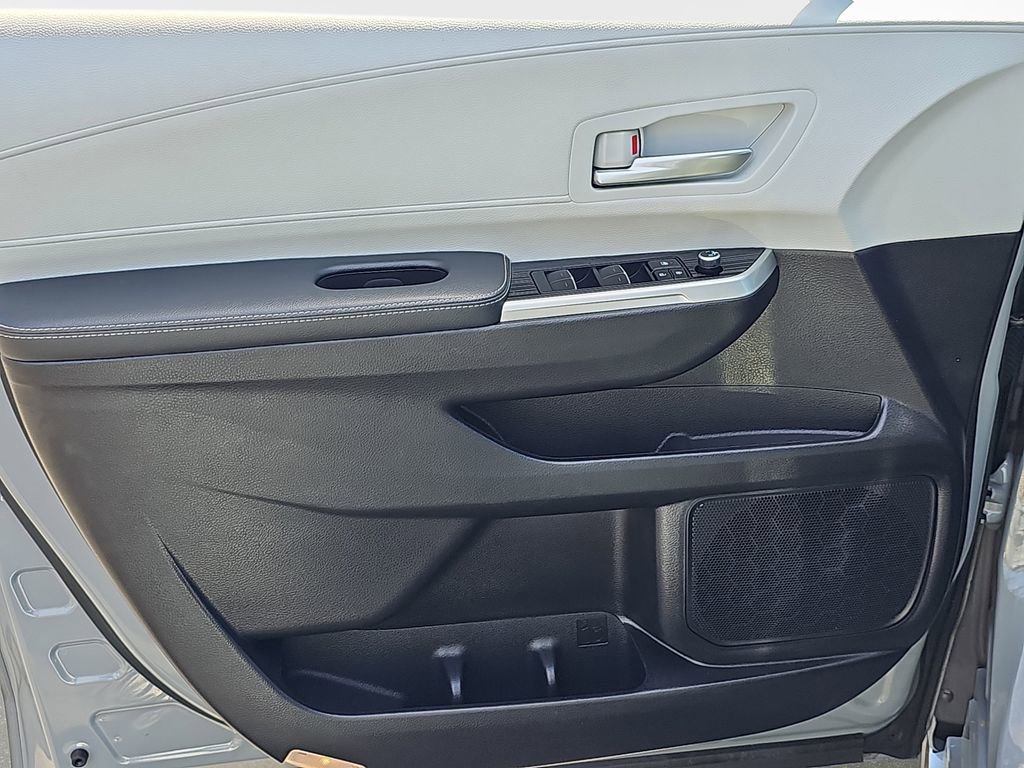 Used 2025 Toyota Sienna XSE AWD/4WD image 31