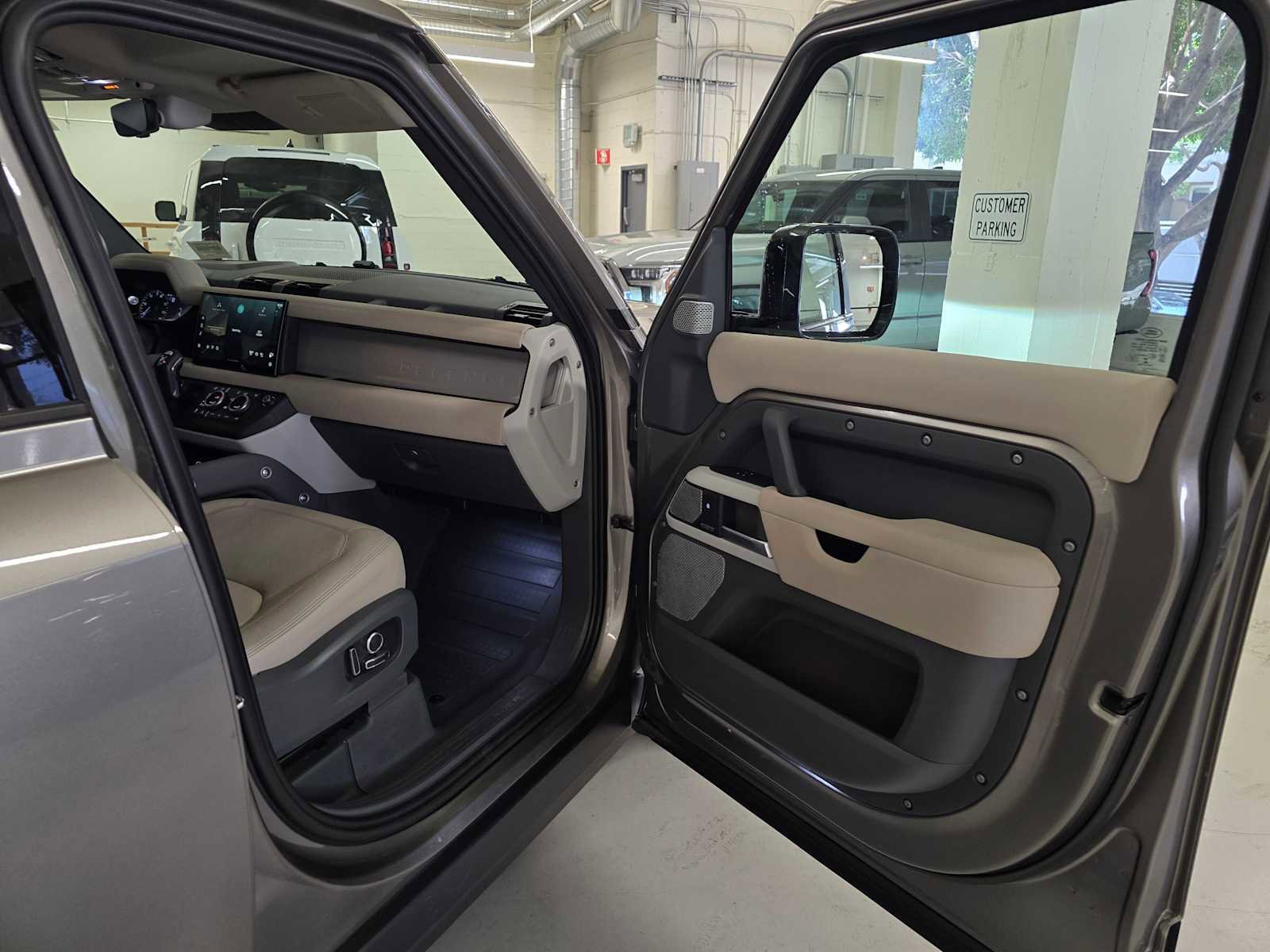 Used 2023 Land Rover Defender 130 SE image 13