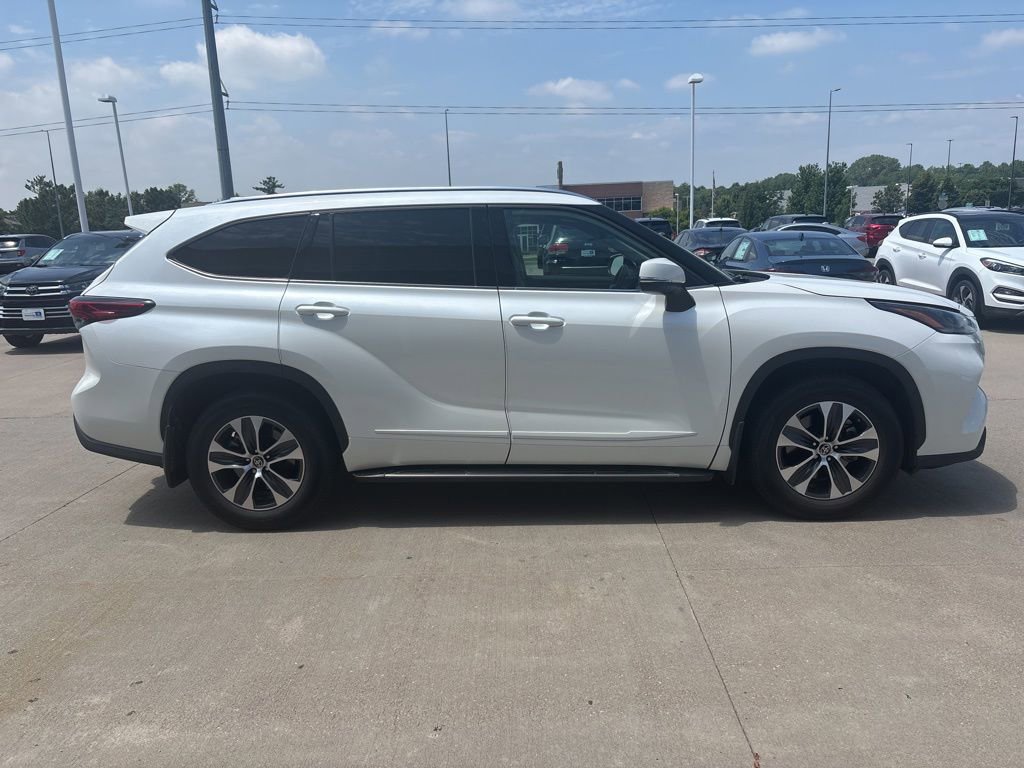 Used 2021 Toyota Highlander XLE w/ Protection Package #3 (TMS) AWD/4WD image 4