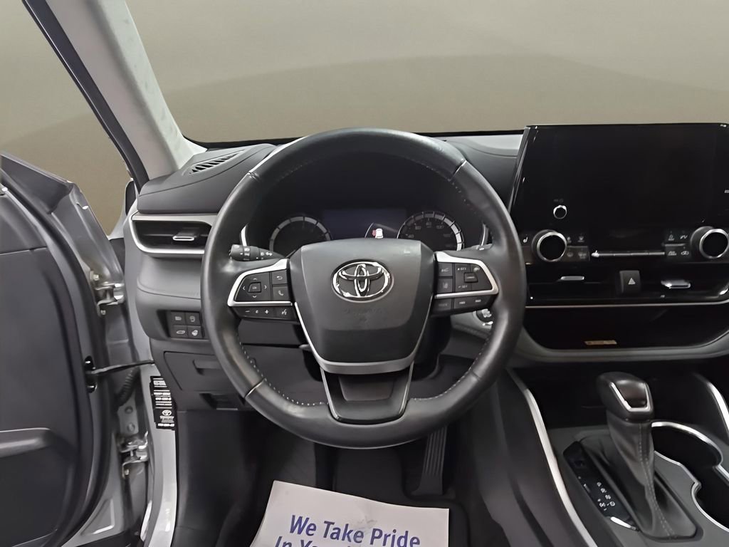 Used 2023 Toyota Highlander Limited image 18