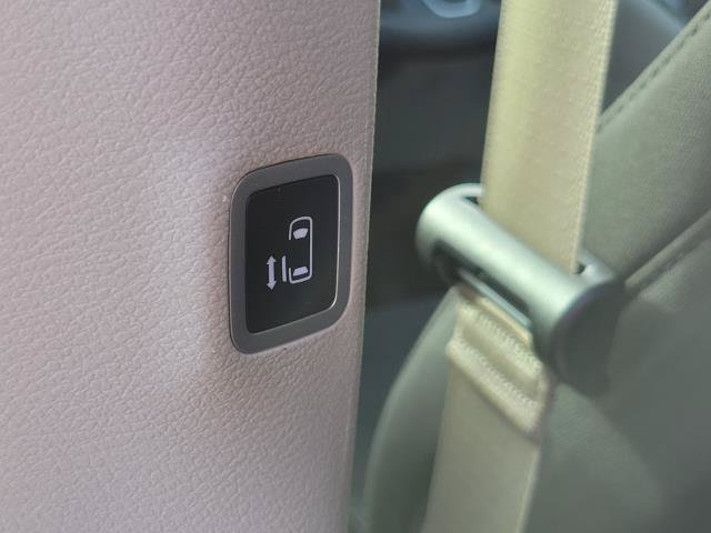 Used 2023 Chrysler Voyager LX FWD image 28