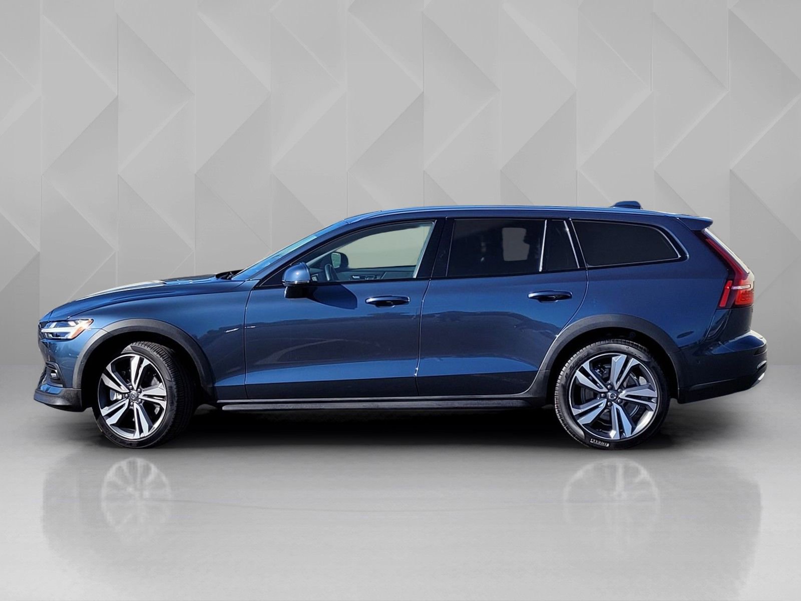 Used 2025 Volvo V60 B5 Cross Country Plus image 3