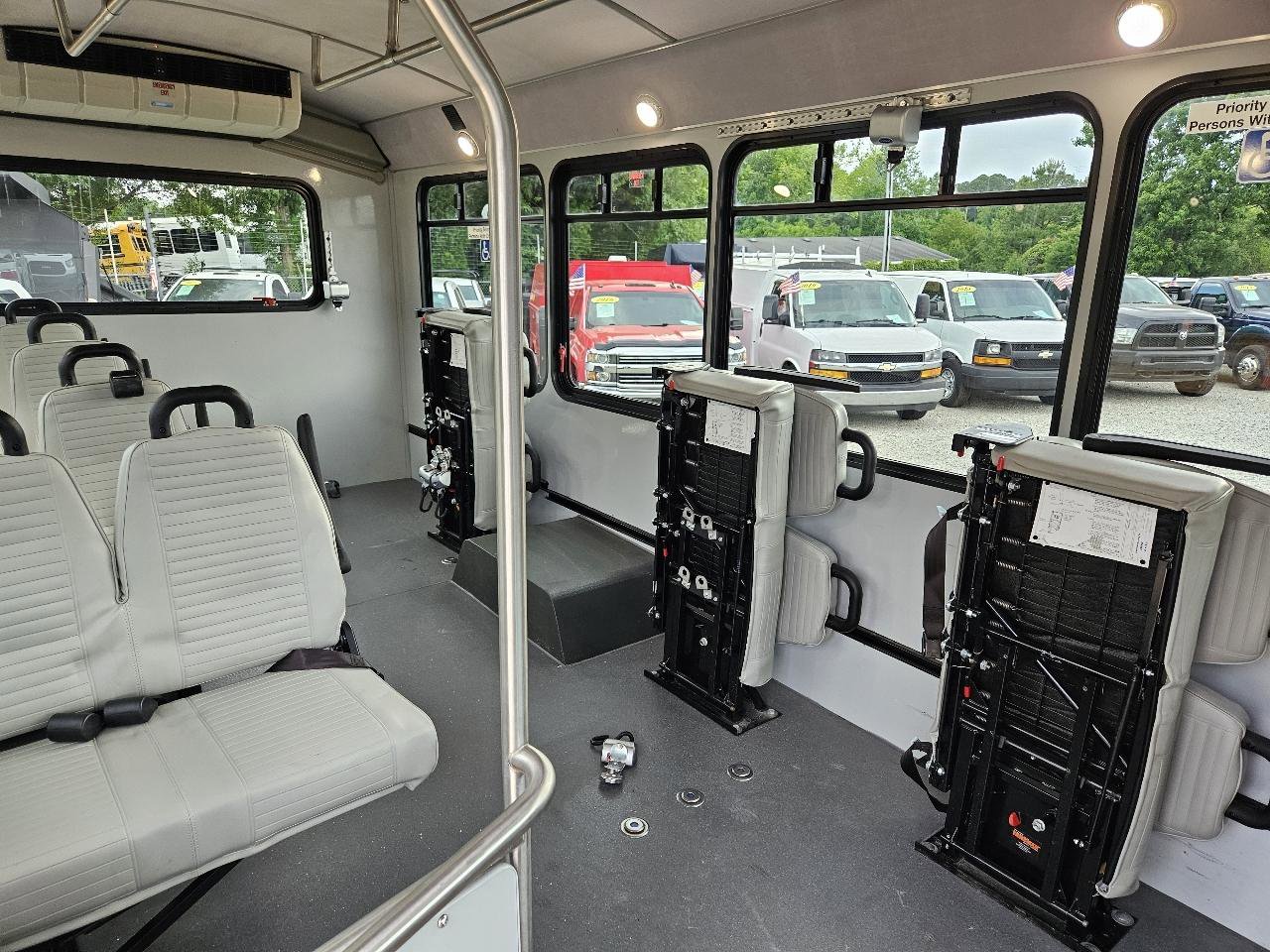 Used 2018 Chevrolet Express 4500 w/ Shuttle Bus Package RWD image 25
