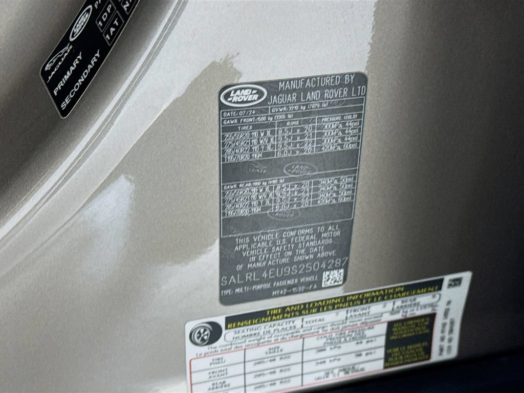 Used 2025 Land Rover Discovery Dynamic SE AWD/4WD image 36