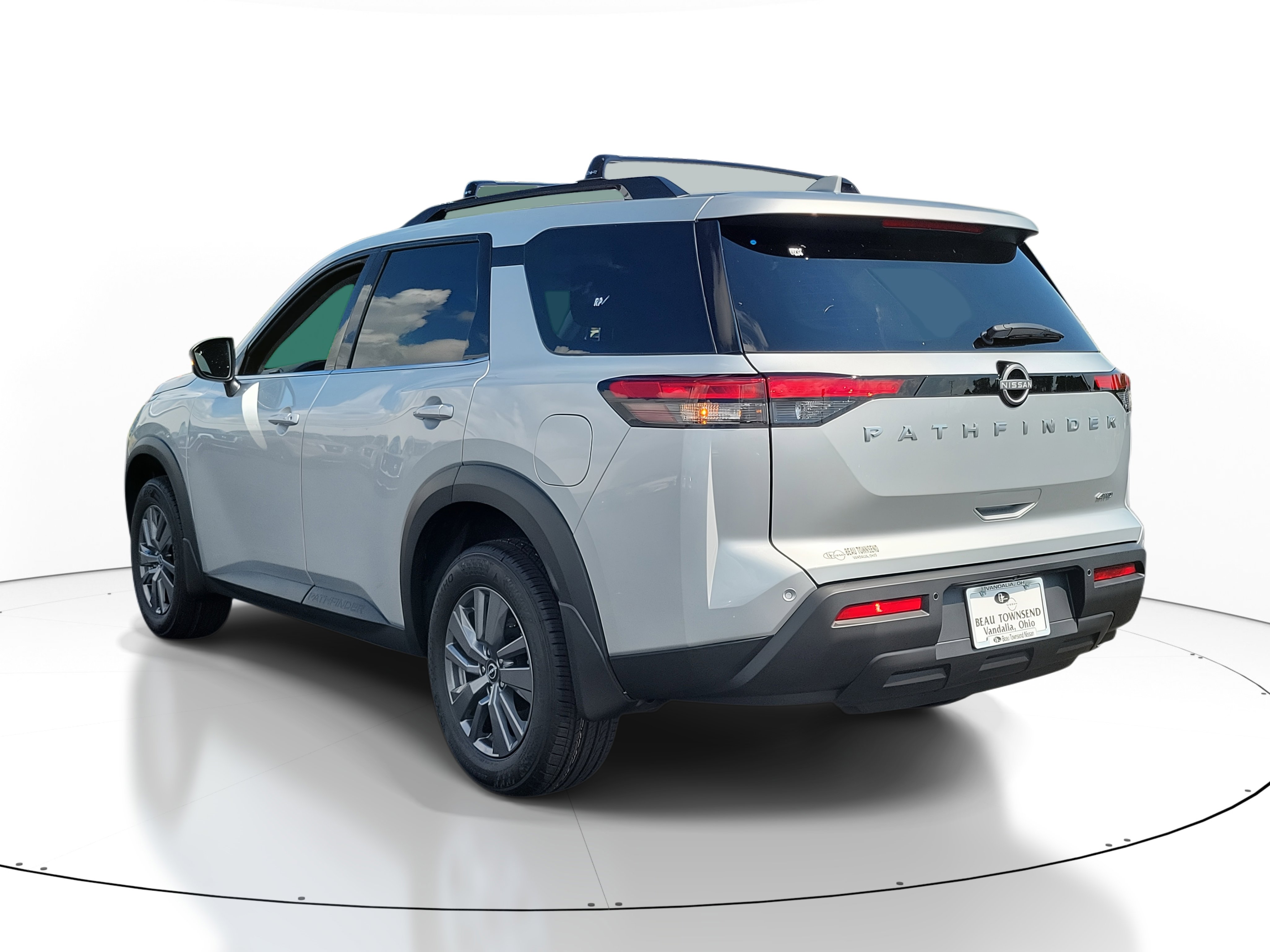 Used 2025 Nissan Pathfinder SV image 3