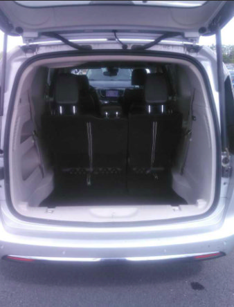 Used 2024 Chrysler Pacifica Touring-L FWD image 2