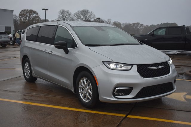 New 2026 Chrysler Pacifica Select image 3