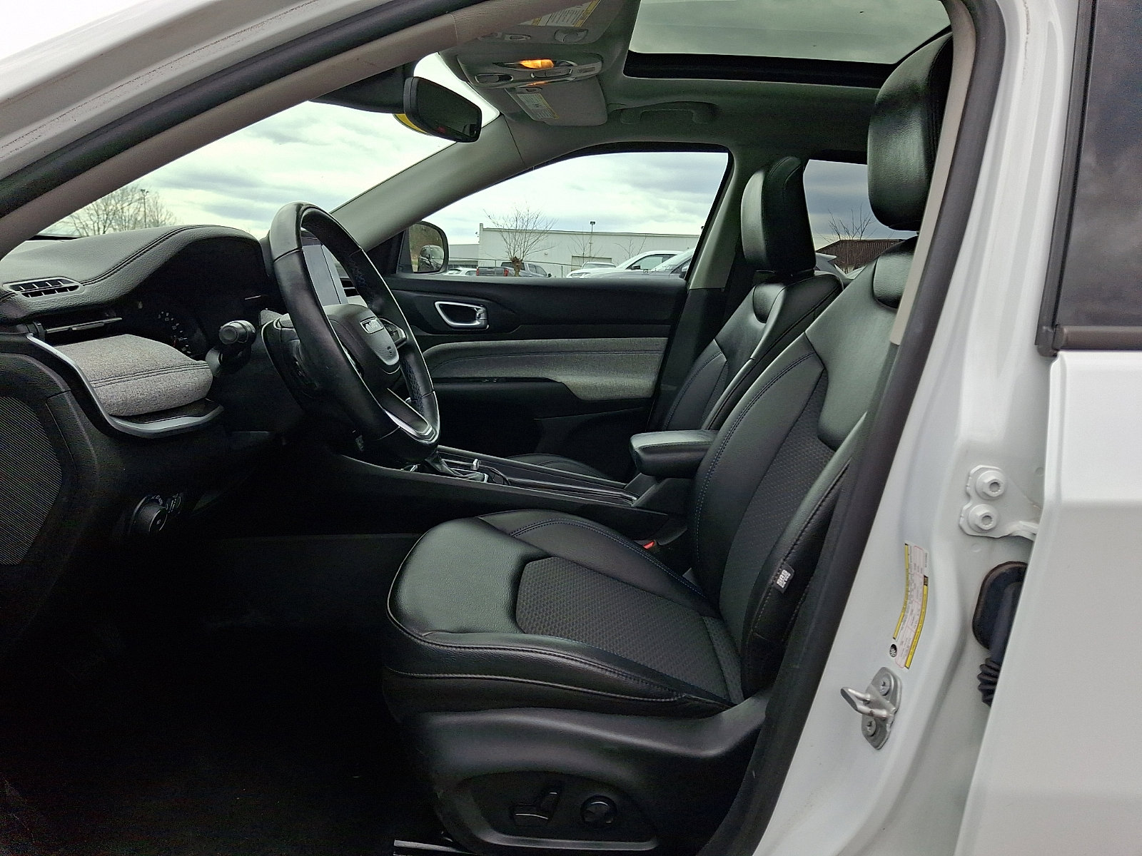 Used 2022 Jeep Compass Latitude w/ Sun and Sound Group AWD/4WD image 14