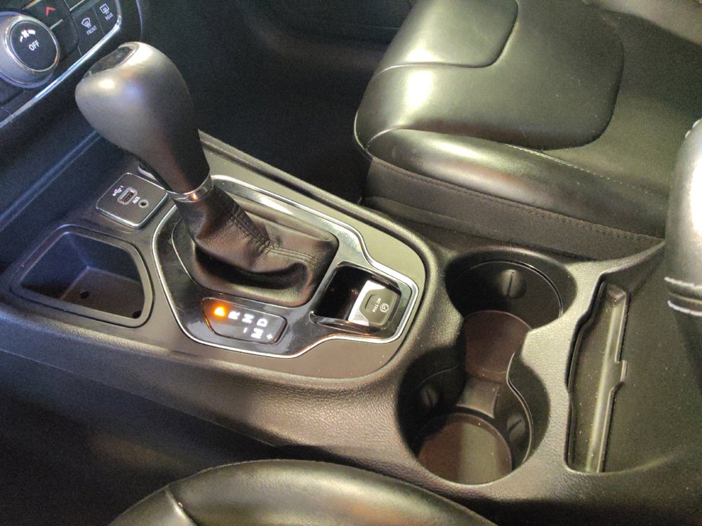 Used 2021 Jeep Cherokee Latitude Plus FWD image 26